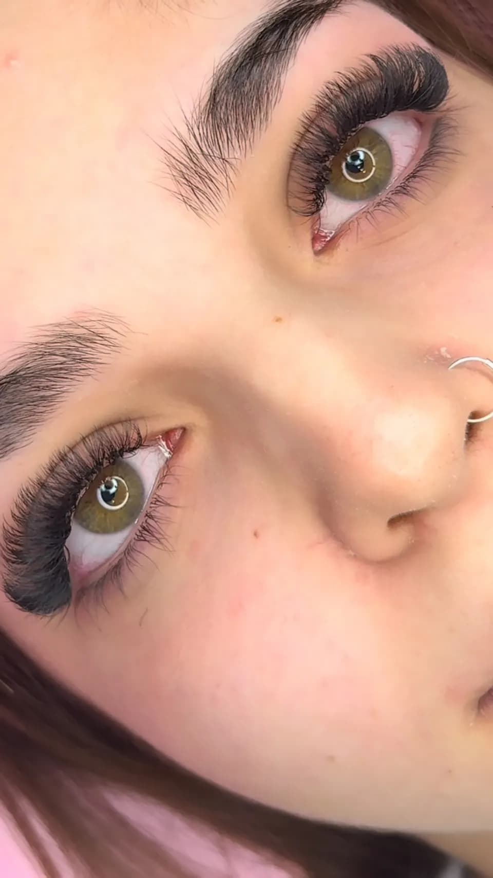 Primo piano di extension ciglia effetto volume doll, ciuffi fatti a mano