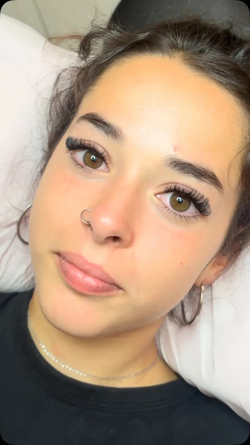 Extension ciglia volume effetto cat eyes, viso in primo piano
